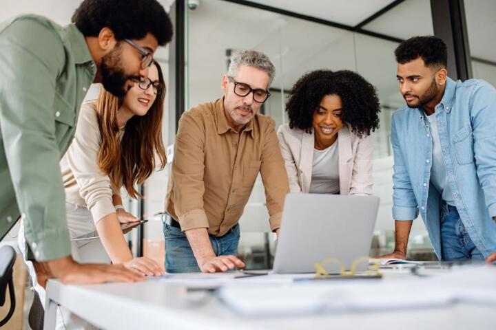 Social Media Architect: Building Communities on Decentralized Platforms